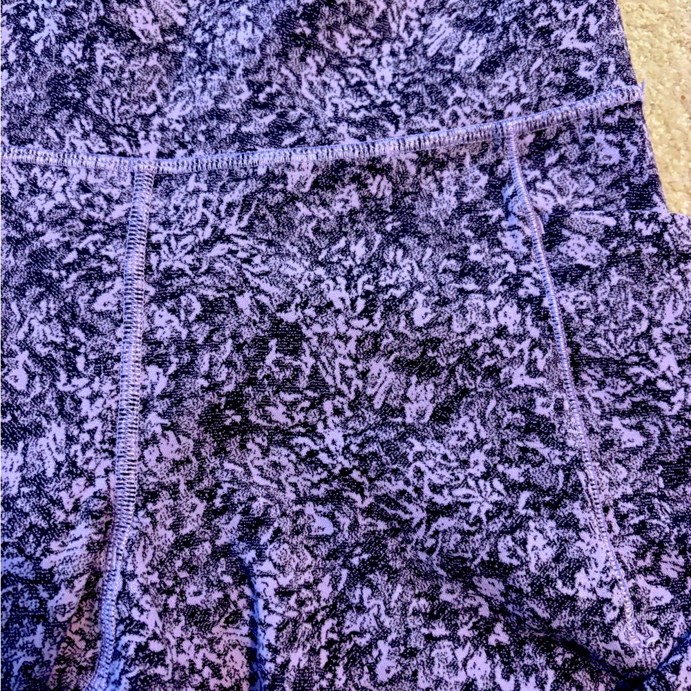 Athleta 7/8 salutation leggings w side pockets size S. Purple& light purple